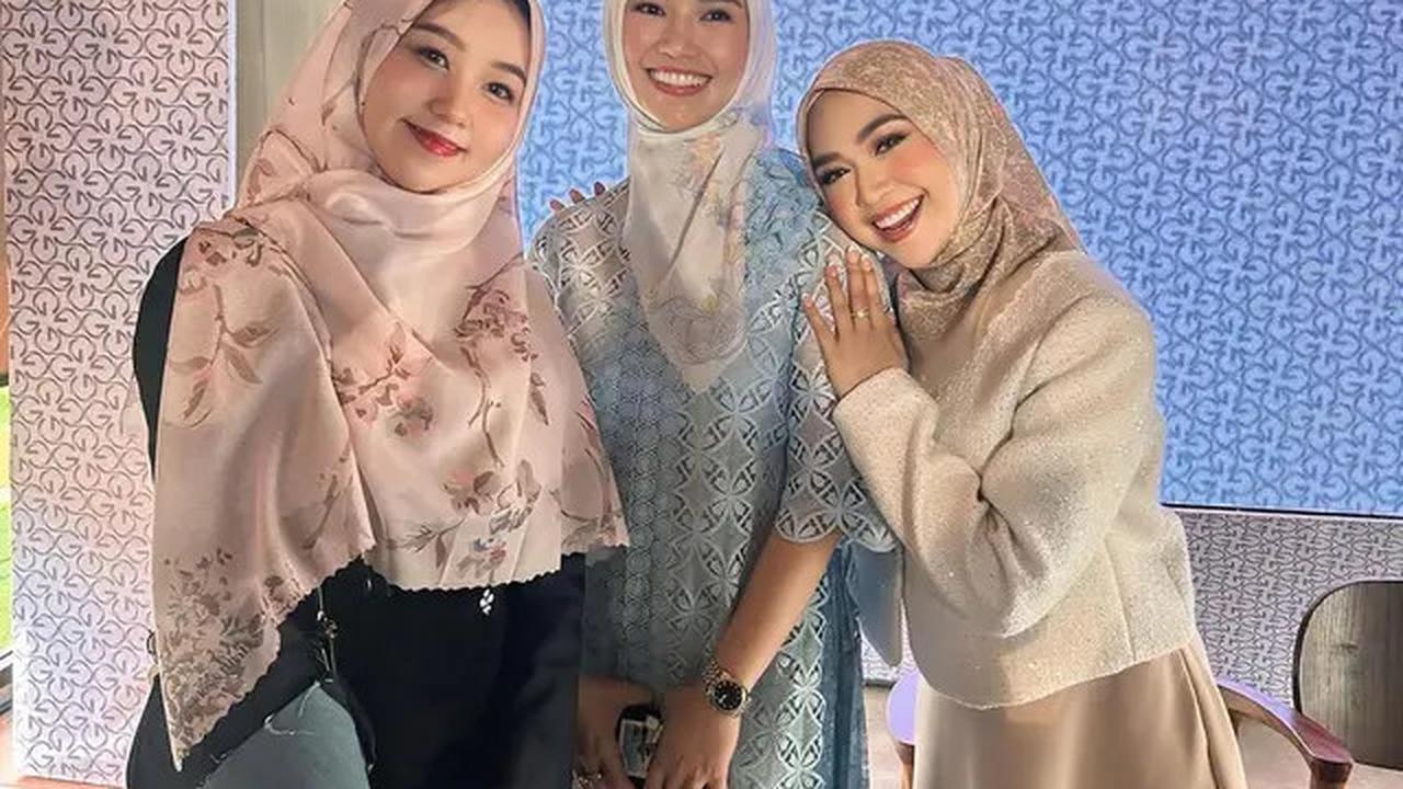 7 Potret Reni Effendi Istri dr Richard Lee Belajar Pakai Hijab