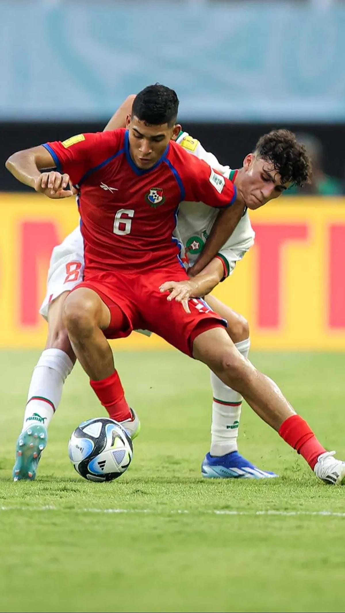 Panama U-17 dan Maroko U-17 sama langsung coba bermain agresif. Namun seiring waktu, Maroko lebih suka menunggu di pertahanan mereka sendiri. Bola.com/Bagaskara Lazuardi<br>