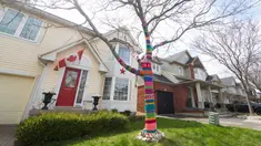 Sebuah pohon yang dibalut rajutan benang bertuliskan ucapan terima kasih untuk menghormati para pekerja garis depan yang tengah berjuang melawan COVID-19 terlihat di Burlington, Ontario, Kanada (19/4/2020). (Xinhua/Zou Zheng)