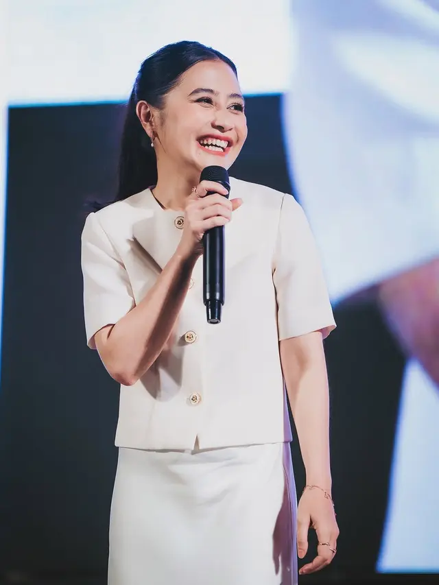 Dengan Gaya Smart Casual, Outfit Prilly Latuconsina Ini Bak Pancarkan Pesona Independent Women