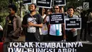 Aktivis Jaringan Solidaritas Korban untuk Keadilan (JSKK) menyuarakan tuntutan saat Aksi Kamisan ke-576 di depan Istana Merdeka, Jakarta, Kamis (28/2). Mereka menolak kembalinya militer untuk menduduki jabatan sipil. (Liputan6.com/Faizal Fanani)
