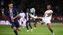 Bek Lille Gabriel dos Santos Magalhaes berusaha mengontrol bola dari kejaran penyerang PSG Mauro Icardi pada pertandingan L1 Prancis di Parc des Princes di Paris pada 22 November 2019. Gabriel secara resmi dibeli Arsenal dari Lille dengan nilai transfer 27 juta poundsterling. (AFP/Franck Fife)