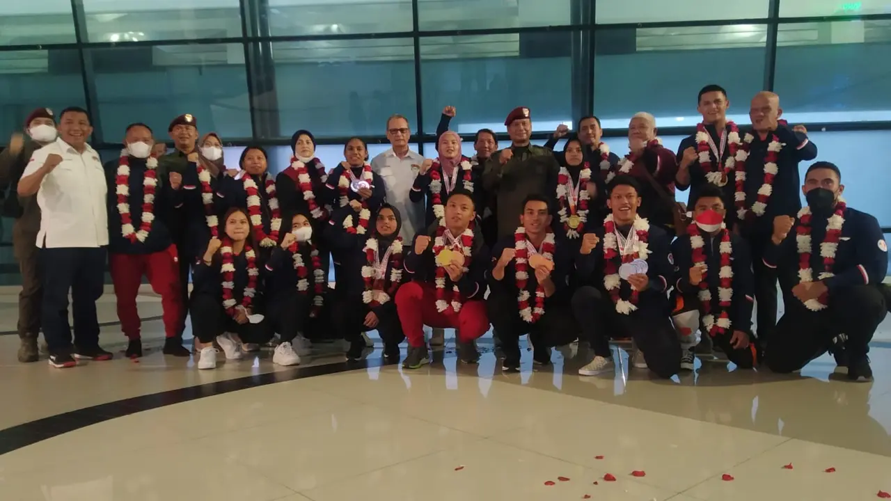 Tim angka besi Indonesia membawa pulang tiga medali emas dari Kejuaraan Asia 2022