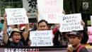 Sejumlah jurnalis dari berbagai organisasi dan media berunjuk rasa di Taman Pandang depan Istana Negara, Jakarta, Jumat (25/1). Mereka meminta Presiden Jokowi mencabut remisi yang diberikan kepada I Nyoman Susrama. (Liputan6.com/Helmi Fithriansyah)
