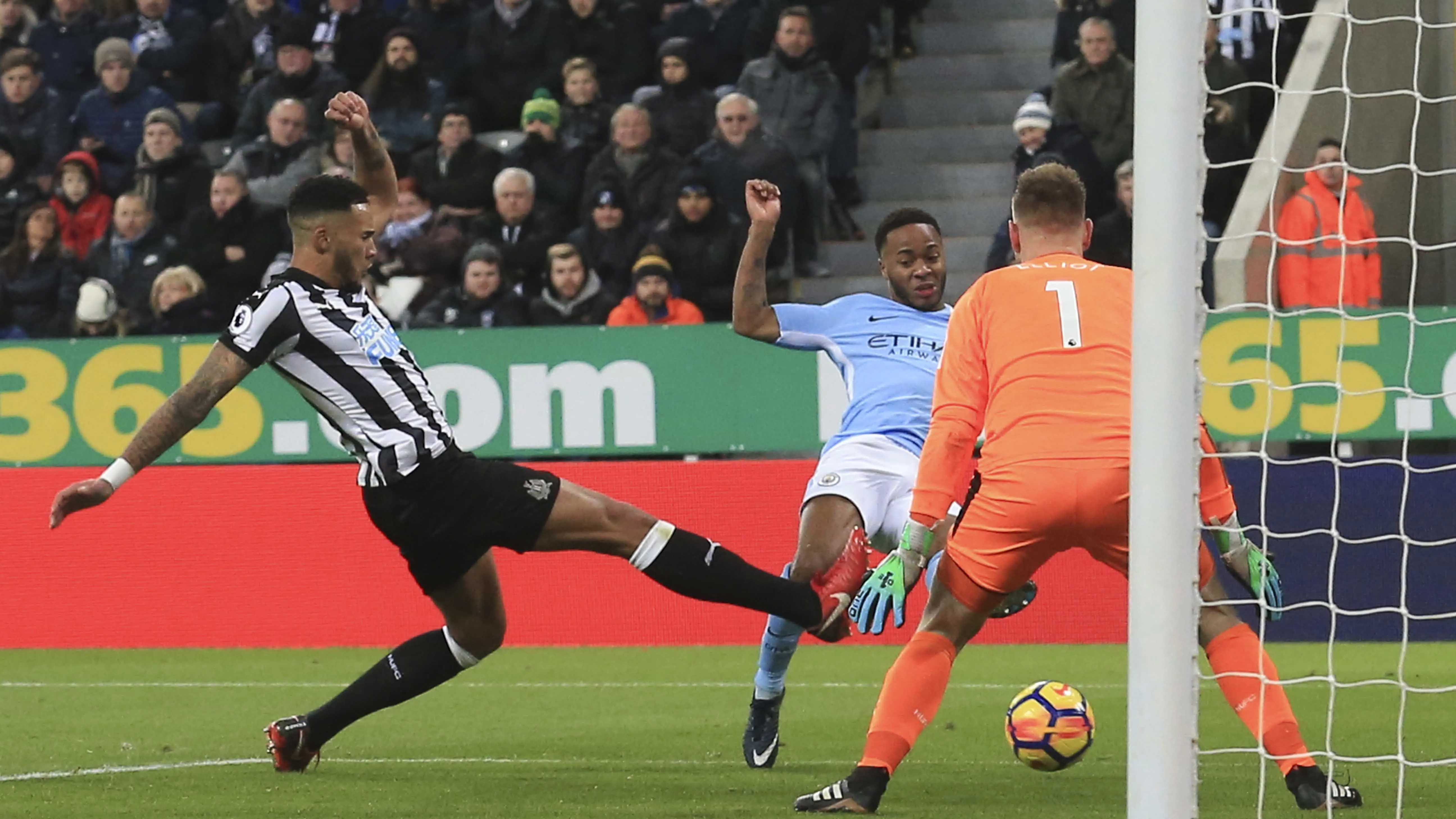 Pemain Manchester City, Raheem Sterling (tengah) mencetak gol ke gawang Newcastle United pada lanjutan Premier League di St James' Park, Newcastle-upon-Tyne, (27/12/2017) (AFP/Lindsey Parnaby)