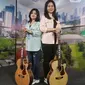 Mayang dan Chika saat perform setelah tampil dalam acara Podcast di studio Liputan6.com, Jakarta, Rabu (19/1/2022). Dalam acara bincang ringan tersebut, adik dari mendiang Vannesa Angel tersebut banyak bercerita seputar kehidupan dan karier. (Liputan6.com/Helmi Fithriansyah)