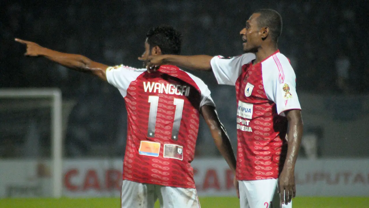 Imanuel Wanggai dan Yustinus Pae (Persipura Jayapura)