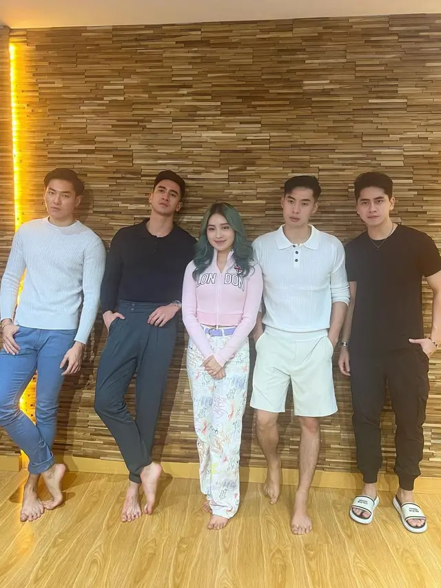 Seperti Tahun Lalu, Ini 7 Momen Verrell Bramasta Buka Bersama Ditemani Natasha Wilona