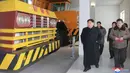 Pemimpin Korea Utara, Kim Jong-Un mengecek sejumlah truk keluaran terbaru di Kompleks Motor Sungri di Provinsi Pyongan Selatan (21/11). (Kcna Via Kns/AFP)