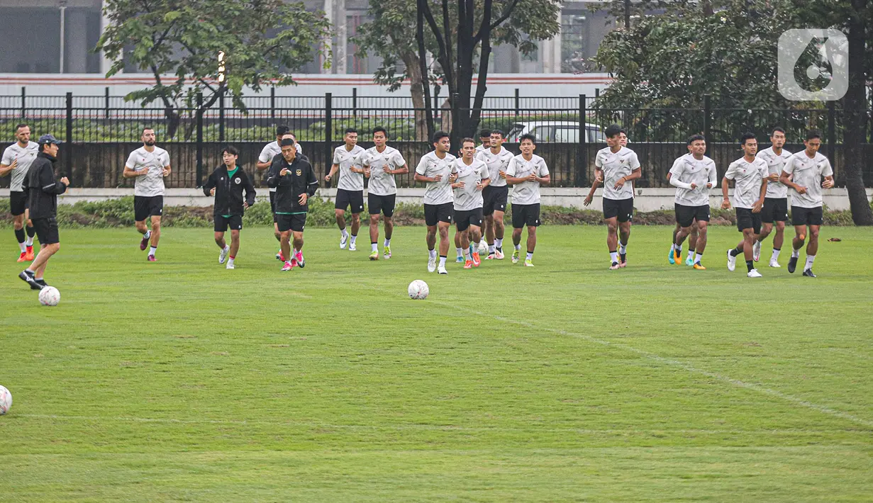 Pesepak bola Timnas Indonesia berlatih menjelang laga leg pertama kontra Vietnam pada semifinal Piala AFF 2022, di Lapangan A Kompleks Gelora Bung Karno, Jakarta, Rabu (4/1/2023). Skuad Garuda – julukan Timnas Indonesia –akan menjamu Vietnam pada semifinal Leg 1 Piala AFF 2022, Jumat 6 Januari 2023 mendatang. (Liputan6.com/Faizal Fanani)