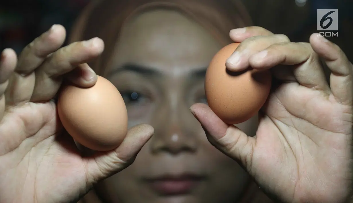 Pedagang menunjukkan telur ayam di pasar tradisional di Jakarta, Kamis (6/12). Harga telur ayam ras di pasar tradisional di DKI Jakarta mengalami tren kenaikan sejak bulan lalu. (Liputan6.com/Immanuel Antonius)