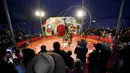 Brophy Bros memberi pertunjukan sirkus Warren Brophy menggunakan kayu panjang selebar 70 kaki saat Festival Deni Ute Muster di Deniliquin, New South Wales, Australia, (1/10). (REUTERS/Jason Reed)