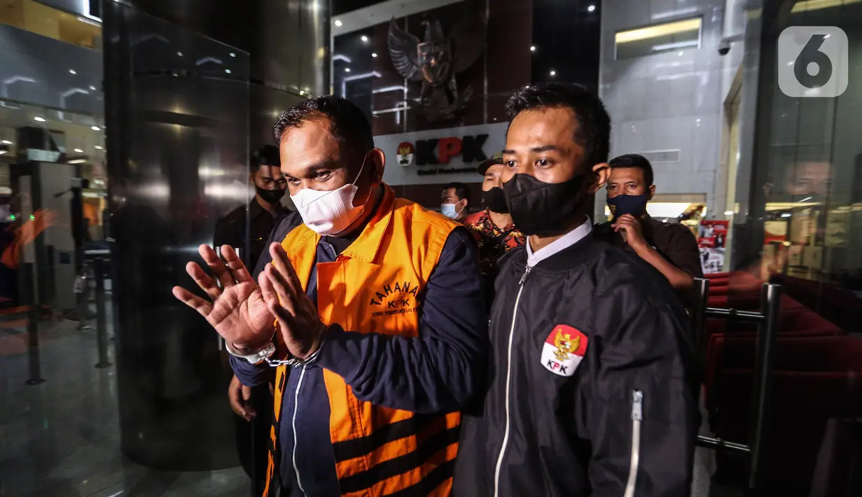 Tersangka mantan Panglima Gerakan Aceh Merdeka (GAM) Izil Azhar atau Ayah Merin, ditahan usai menjalani pemeriksaan di Gedung Merah Putih KPK, Jakarta, Rabu (25/1/2023), pasca ditangkap di Banda Aceh pada Selasa 24 Januari 2023. Izil Azhar yang merupakan orang kepercayaan mantan Gubernur Aceh Irwandi Yusuf, dan sempat masuk dalam Daftar Pencarian Orang (DPO) dan menjadi buronan KPK sejak November 2018, karena diduga menjadi perantara penerima gratifikasi uang "jaminan pengamanan",  dari Board of Management (BOM) PT NS Joint Operation (Nindya Sejati) untuk Gubernur NAD Irwandi Yusuf, terkait proyek pembangunan Dermaga Bongkar pada Kawasan Perdagangan Bebas dan Pelabuhan Bebas Sabang tahun anggaran 2006-2011. (Liputan6.com/Johan Tallo)
