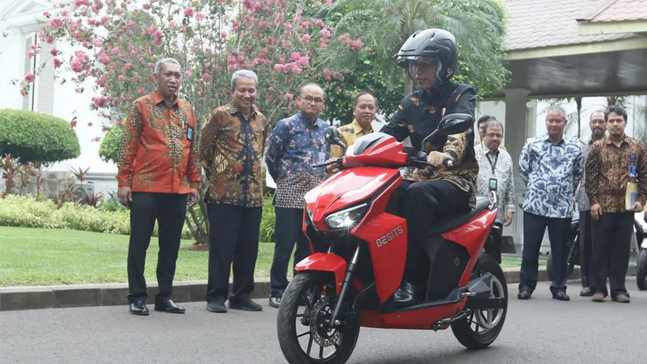 Presiden Joko Widodo Sedang Mencoba Motor Listrik Gesits (Liputan6.com/Angga Yuniar)