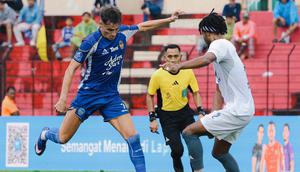 Penyerang PSIM Yogyakarta, Deri Corfe, menghadapi tekanan dari bek PSM Makassar, Aloisio Neto, dalam duel BRI Super League 2025/2026 di Stadion Sultan Agung, Bantul, Jumat (10/4/2026). (Doc PSIM)