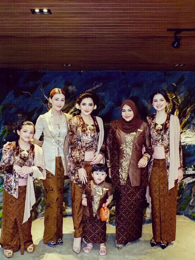 Adu Gaya Anggun Arsy Hermansyah, Amora Lemos, dan Ameena Atta Kenakan Kebaya Beda Model di Tedak Sinten Azzura
