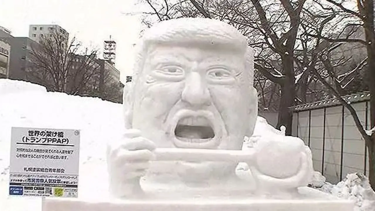 Patung es Donald Trump di Sapporo snow festival di Jepang. (Hokkaido TV)