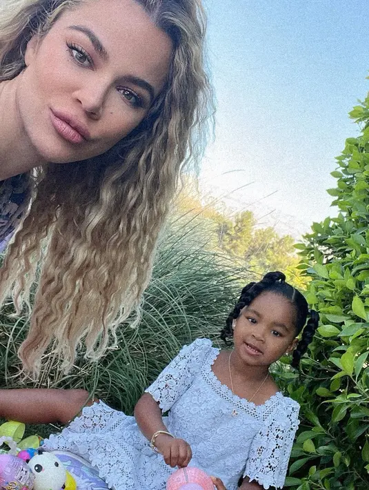 Khloe Kardashian dan putrinya True Thompson bergaya girly dalam balutan dress floral yang berbeda material (Foto: Instagram Khloe Kardashian)