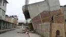 Sebuah rumah mengalami kerusakan setelah gempa susulan 6,8 SR mengguncang Pantai Utara Ekuador, Rabu (18/5). Sebelumnya, gempa 6,7 SR mengguncang pesisir Pasifik di Ekuador yang mengakibatkan kerusakan ringan di kawasan tersebut. (REUTERS/Patricio Ramos)