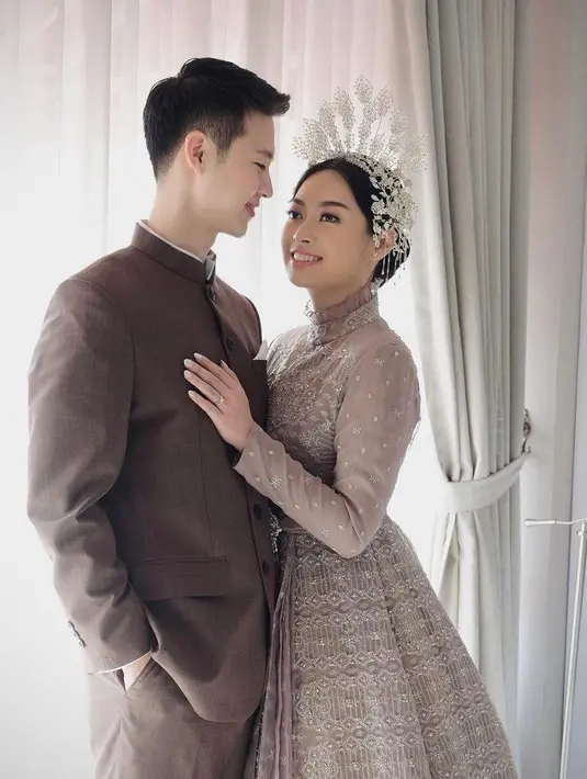 Dress berdetail embroidery dan sequins itu dipadukan dengan tiara crown rancangan desainer Rinaldy Yunardi.