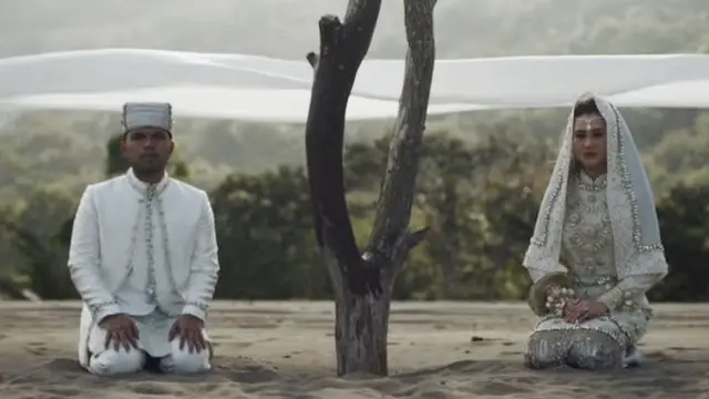 Thariq Halilintar dan Aaliyah Massaid Dibalut Baju Adat Minang Koto Gadang . [@morden.co]