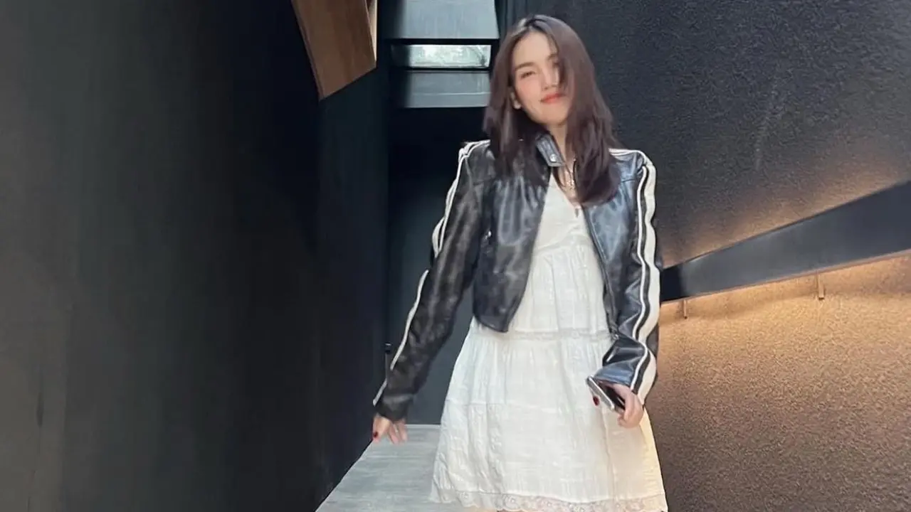 Tampilan Ayu Ting Ting pakai sepatu boots ala Jennie Blackpink