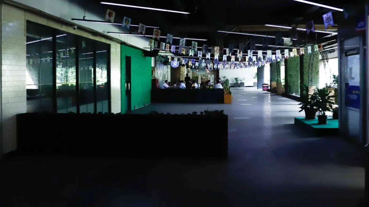 Area Luar Plaza Semanggi tak cuma sepi, penerangannya  juga minim.