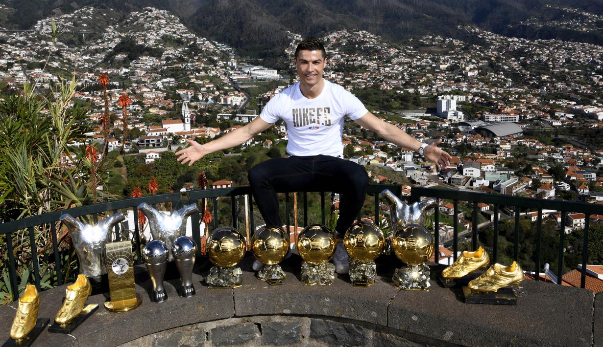 Bintang Real Madrid, Cristiano Ronaldo, menunjukan trofi pribadi di kampung halamannya di Madeira, Portugal, Senin (1/1/2018). Pemain bernomor punggung tujuh itu memamerkan 15 trofi individual yang ia raih sebagai pemain terbaik. (AFP/CR7 Media)
