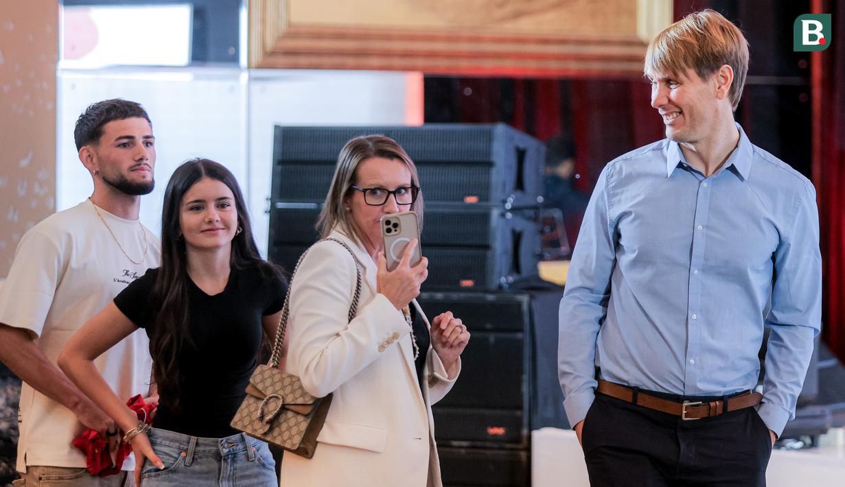 Pelatih Timnas Indonesia John Herdman mengungkapkan alasan memboyong seluruh keluarganya ke Tanah Air yakni untuk berbaur dan mendalami budaya lokal. (Bola.com/Bagaskara Lazuardi)