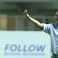 Pelatih Arema FC, Aji Santoso memberi arahan pada pemainnya saat laga melawan PS TNI dilanjutan Liga 1 Indonesia di Stadion Pakansari, Bogor, Senin (3/7). Laga kedua tim berakhir imbang 0-0. (Liputan6.com/Helmi Fithriansyah)