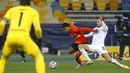 Pemain Borussia Moenchengladbach, Ramy Bensebaini, berebut bola dengan pemain Shakhtar Donetsk, Dodo, pada laga Liga Champions di Stadion Olimpiyskiy, Selasa (3/11/2020). Moenchengladbach menang dengan skor 6-0. (AP/Efrem Lukatsky)