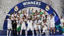 Pemain Real Madrid Marcelo mengangkat trofi Liga Champions usai mengalahkan Liverpool di Stade de France, Saint-Denis, Prancis, 28 Mei 2022. Real Madrid mengalahkan Liverpool 1-0. (Paul ELLIS/AFP)
