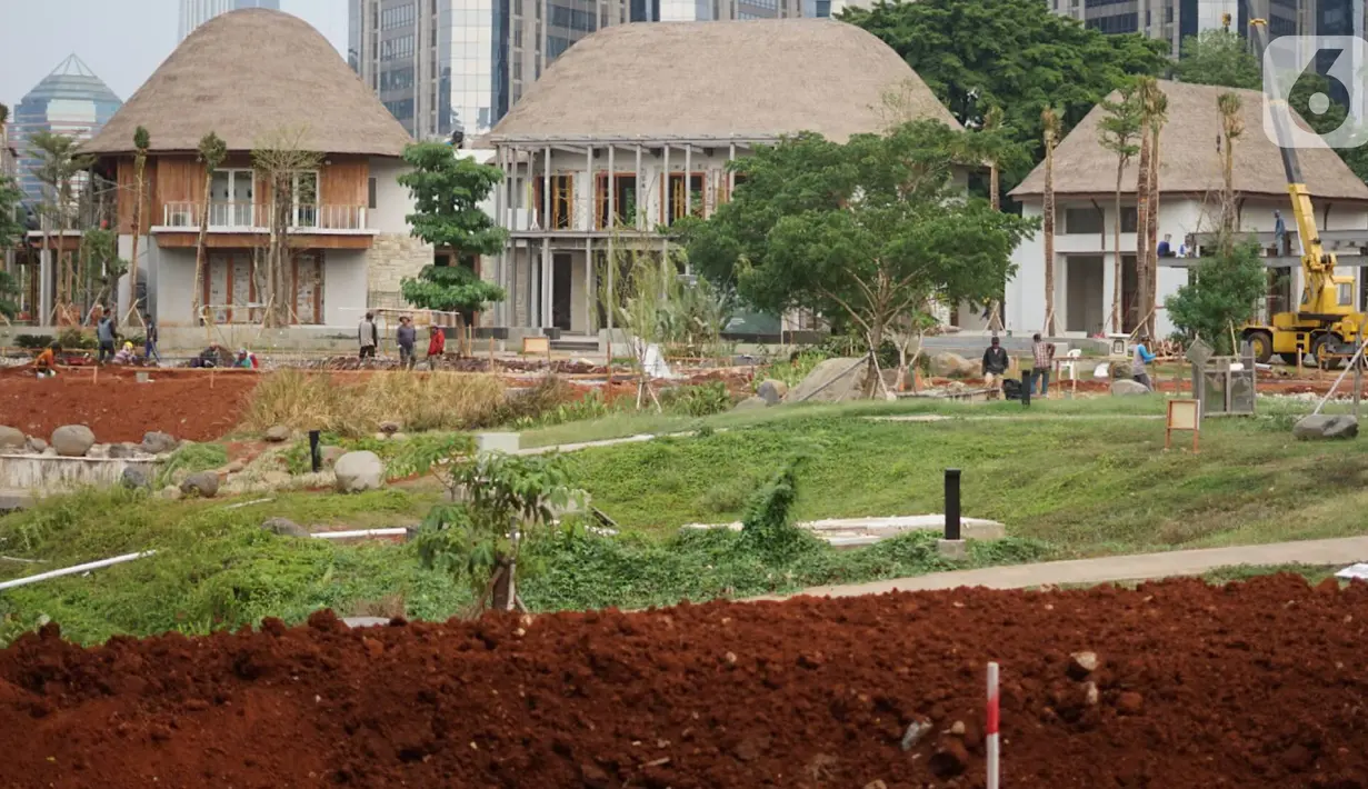 Pekerja menyelesaikan pengerjaan revitalisasi hutan kota di kompleks Gelora Bung Karno (GBK), Jakarta, Selasa (15/10/2019). Revitalisasi hutan kota yang akan dinamai Hutan Kota by Plataran ini segera selesai dan direncanakan dibuka pada 19 Desember 2019 mendatang. (Liputan6.com/Immanuel Antonius)