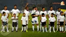 Erol Iba (Indonesia Red) melambaikan tangan ke arah suporter sesaat sebelum laga dimulai (Liputan6.com/Helmi Fithriansyah)