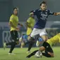 Ini merupakan pertandingan perdana bagi Marc Klok berseragam Persib Bandung dikompetisi resmi sepak bola Indonesia dan tampil memukau. Asupan bola-bola matang dari Marc Klok ke pemain lain membuat barisan pertahanan Barito Putera bekerja lebih ekstra. (Foto: Bola.com/M Iqbal Ichsan)