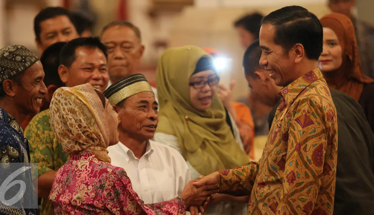Presiden Joko Widodo mengundang perwakilan pedagang dari sejumlah pasar di Jakarta di Istana Negara, Jakarta, Kamis (3/9/2015). Jokowi menyalami pedagang saat bertemu di Istana. (Liputan6.com/Faizal Fanani) 