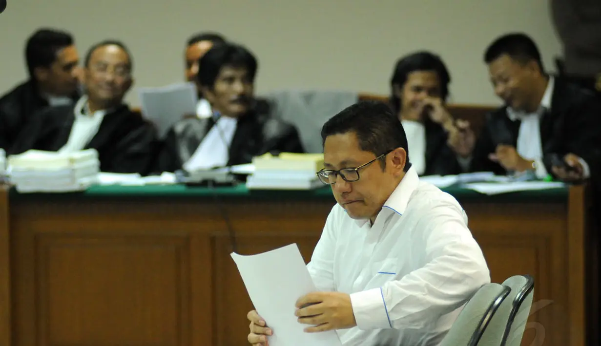 Terdakwa kasus dugaan korupsi proyek Hambalang, Anas Urbaningrum, menyiapkan nota pembelaan yang akan dibacakan dalam sidang di Pengadilan Tipikor Jakarta, (18/9/2014). (Liputan6.com/Helmi Fithriansyah)
