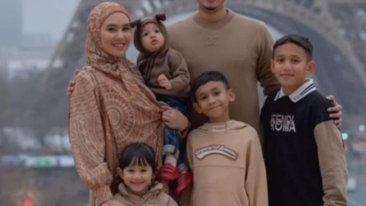 Momen Bahagia Istri Habib Usman bin Yahya dan Keluarga Traveling ke London dan Paris, Foto-fotonya Kece Habis