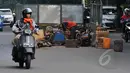 Seorang pengendara sepeda motor melintasi pembangunan proyek Jalan Layang Tendean-Ciledug di Mayestik, Jakarta, Rabu (4/1/2015). Pemprov DKI telah menyiapkan anggaran sebesar Rp 2,5 triliun untuk pembangunan proyek tersebut. (Liputan6.com/Johan Tallo)
