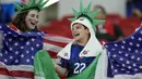 Penggemar sepak bola Amerika Serikat membawa bendera negaranya sebelum pertandingan grup B Piala Dunia antara Iran dan Amerika Serikat di Stadion Al Thumama di Doha, Qatar, Selasa, 29 November 2022. (AP Photo/Ashley Landis)
