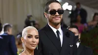 Gaya Kim Kardashian Selama Tampil di Met Gala, Selalu Glamor dan Penuh Kontroversi