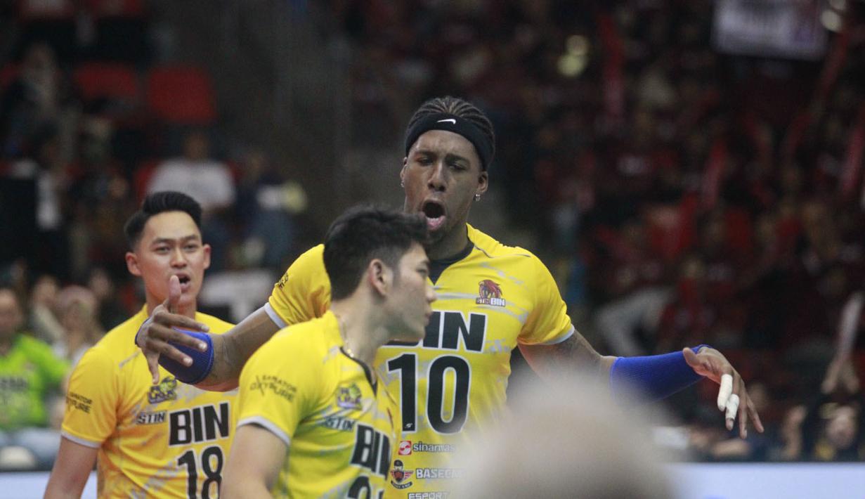 <p>Selebrasi para pemain Jakarta STIN BIN, Luis Elian Estrada (tengah) dkk setelah mencetak angka saat menghadapi Jakarta LavAni Allobank Electric pada laga putaran kedua final four PLN Mobile Proliga 2024 di GOR Jatidiri Semarang, Sabtu (13/7/2024). Jakarta STIN BIN kalah 1-3 (19-25, 25-22, 18-25 dan 17-25). (Dok. PBVSI)</p>