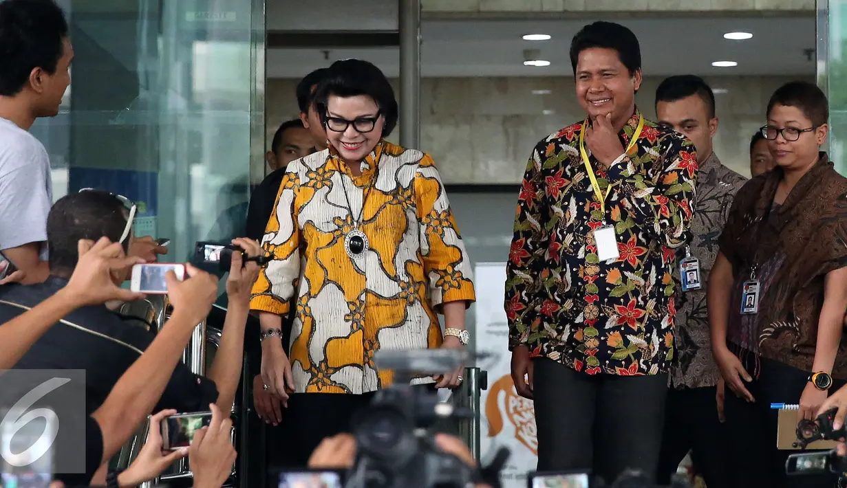 Wakil Ketua KPK Basaria Panjaitan mengantarkan Ketua Komnas HAM Imdadun Rahmat usai melakukan kunjungan terkait dugaan penyelewengan anggaran Komnas HAM, Jakarta, Rabu (2/11). (Liputan6.com/Johan Tallo)