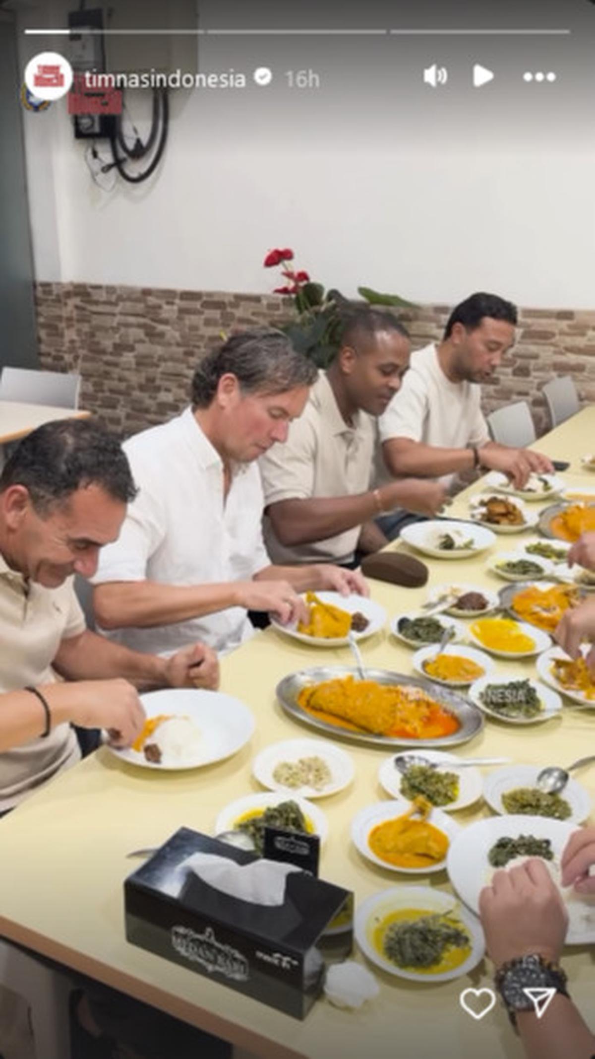 Potret Legenda Timnas Belanda Ketagihan Nasi Padang, Ternyata ini Menu Favoritnya