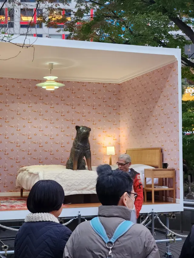 Tak jauh dari Shibuya Crossing terdapat patung anjing legendaris Hachiko, yang biasanya dijadikan tempat meeting point bagi orang yang berkunjung ke sana.