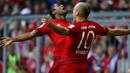 Pemain Bayern Munchen, Douglas Costa bersama Arjen Robben merayakan kemenangan atas Stuttgart pada laga Bundesliga di Stadion Allianz Arena, Jerman, Sabtu (7/11/2015). Munchen berhasil menang 4-0. (Reuters/Michael Dalder)