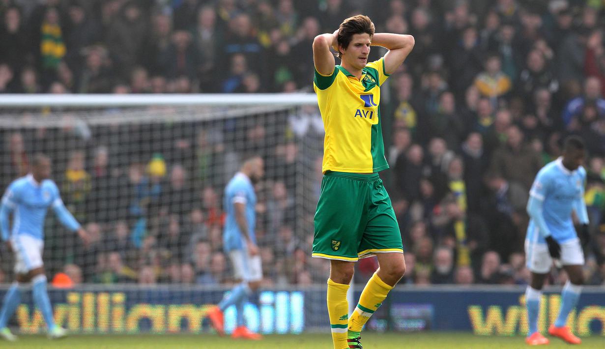 Pemain Norwich City, Timm Klose gagal mencetak gol saat melawan Manchester City pada lanjutan liga Inggris pekan ke-30 di Stadion Carrow Road, Norwich, Sabtu (12/3/2016). (AFP/Lindsey Parnaby)