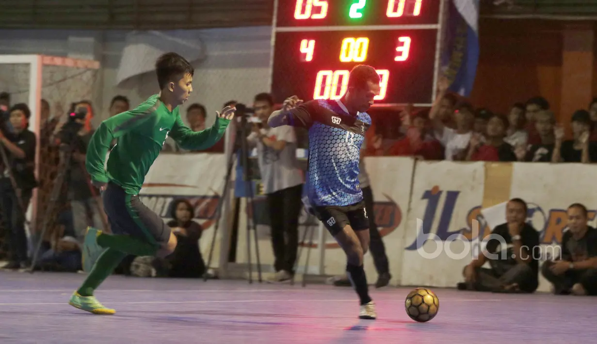 PemainTimnas Indonesia, Setiyan Dwi Chandra (kiri) berusaha menghadang laju pemain BJL 2000 pada laga Uji Coba di Lapangan Futsal Tifosi Sport Center, Jakarta, (14/1/2017). Timnas menang 7-5. (Bola.com/Nicklas Hanoatubun)