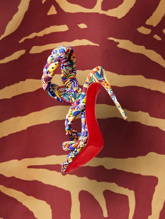 Di koleksi baru ini terdapat cetakan khusus yang rapi menggabungkan akronim WAMIMS ke dalam pola warna-warninya. [Foto: Document/Christian Louboutin]