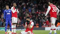 Striker Arsenal Pierre-Emerick Aubameyang (tengah) sangat kecewa setelah timnya kalah 1-2 dari Olympiakos Pireaus pada leg kedua babak 32 Liga Euopa di Emirates Stadium, Jumat (28/2/2020). (AP Photo/Frank Augstein)